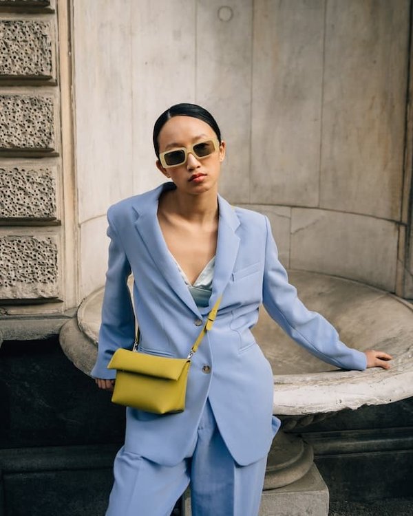 Astuces pour un look tendance et élégant inspiré de Hailey Bieber et Kendall Jenner avec une veste tailleur