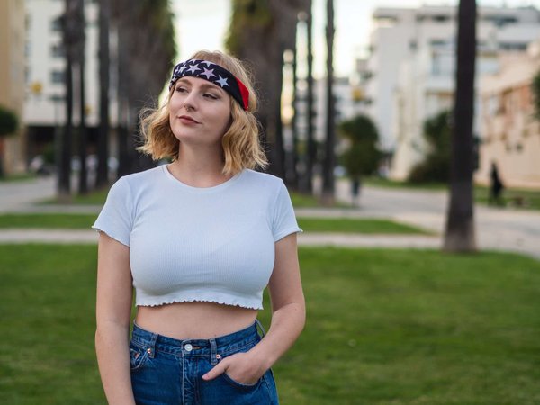 Tenues et accessoires emblématiques du style Y2K