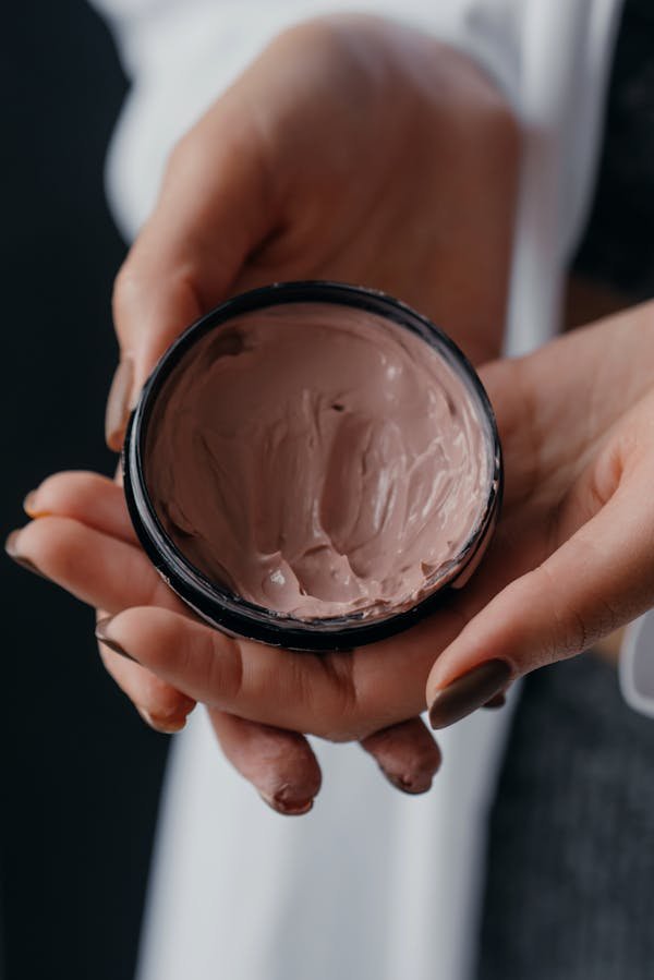 Les crèmes anti-cernes incontournables pour un regard frais